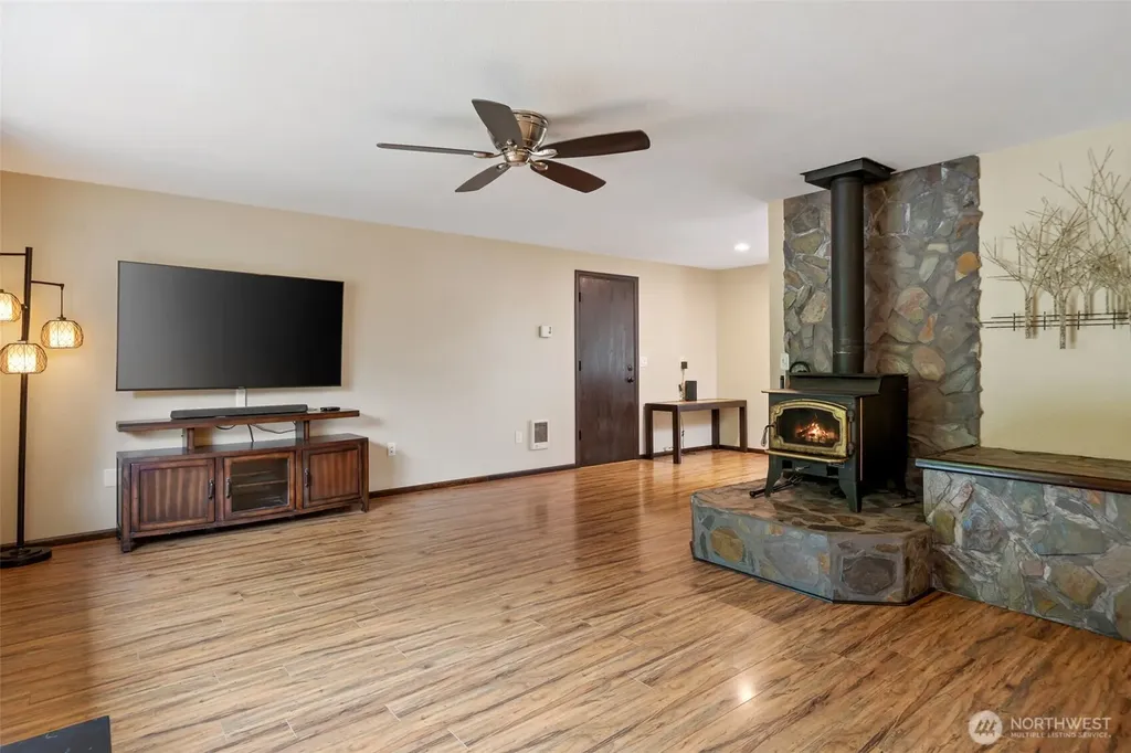 1190 E Daniels Road Shelton WA 98584