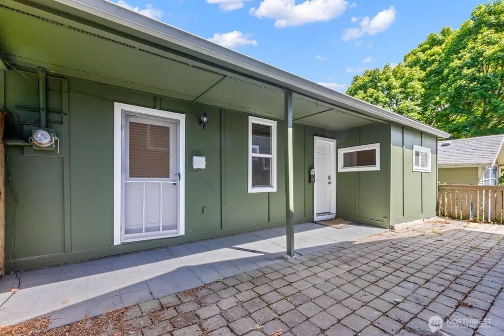 418 N 61st Street Seattle WA 98103