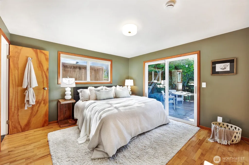 3927 SW Frontenac Street Seattle WA 98136
