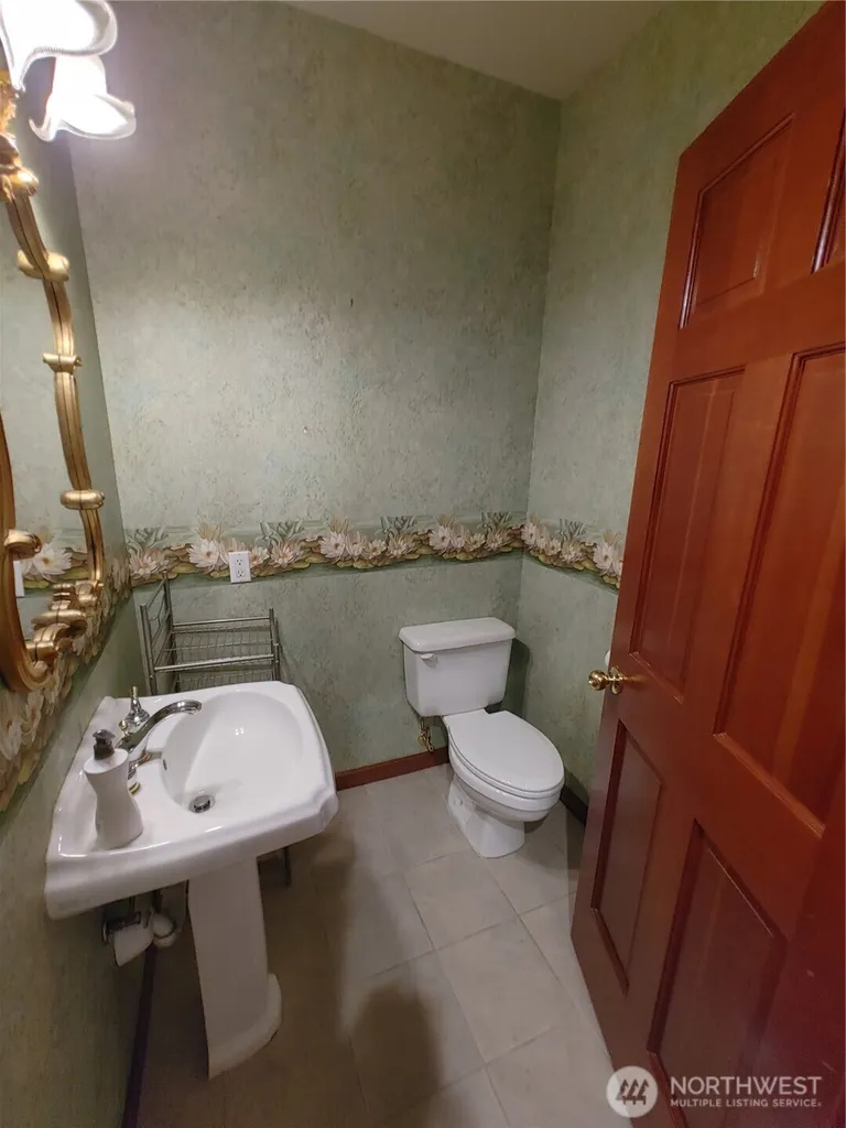 837 NW 205th Street Shoreline WA 98177