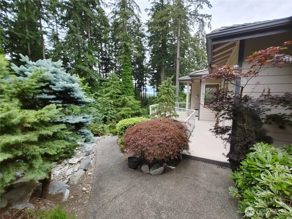 837 NW 205th Street Shoreline WA 98177