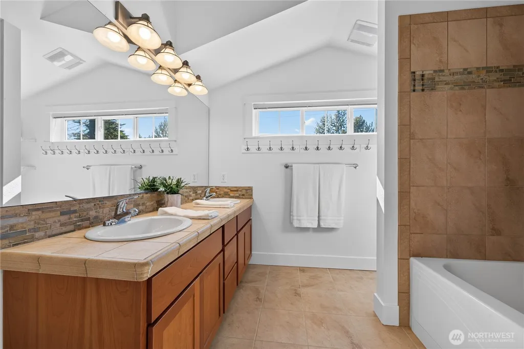 5013 40th Avenue NE Seattle WA 98105