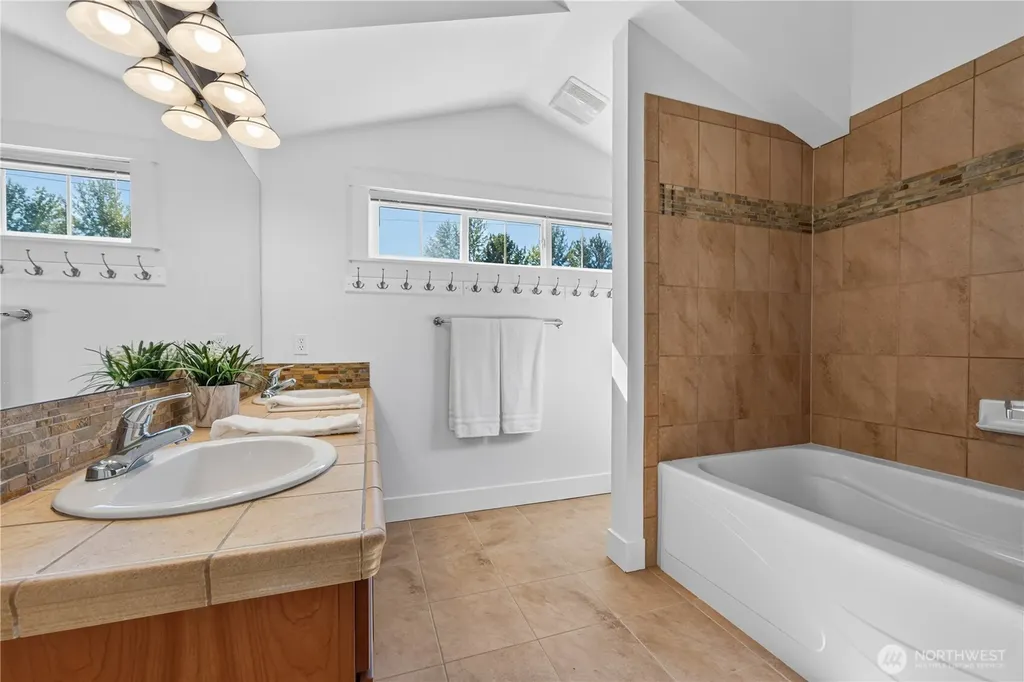 5013 40th Avenue NE Seattle WA 98105