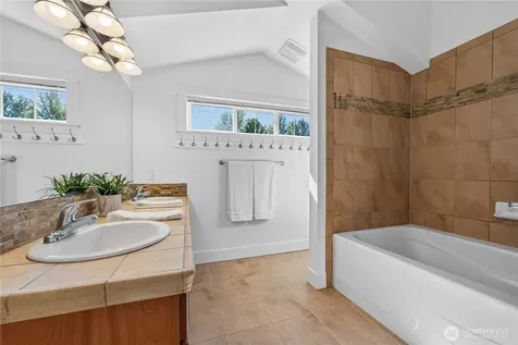 5013 40th Avenue NE Seattle WA 98105
