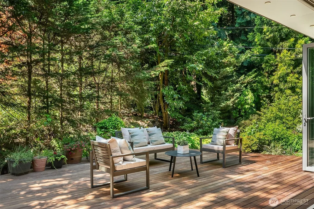 2716 107 Avenue SE Beaux Arts WA 98004