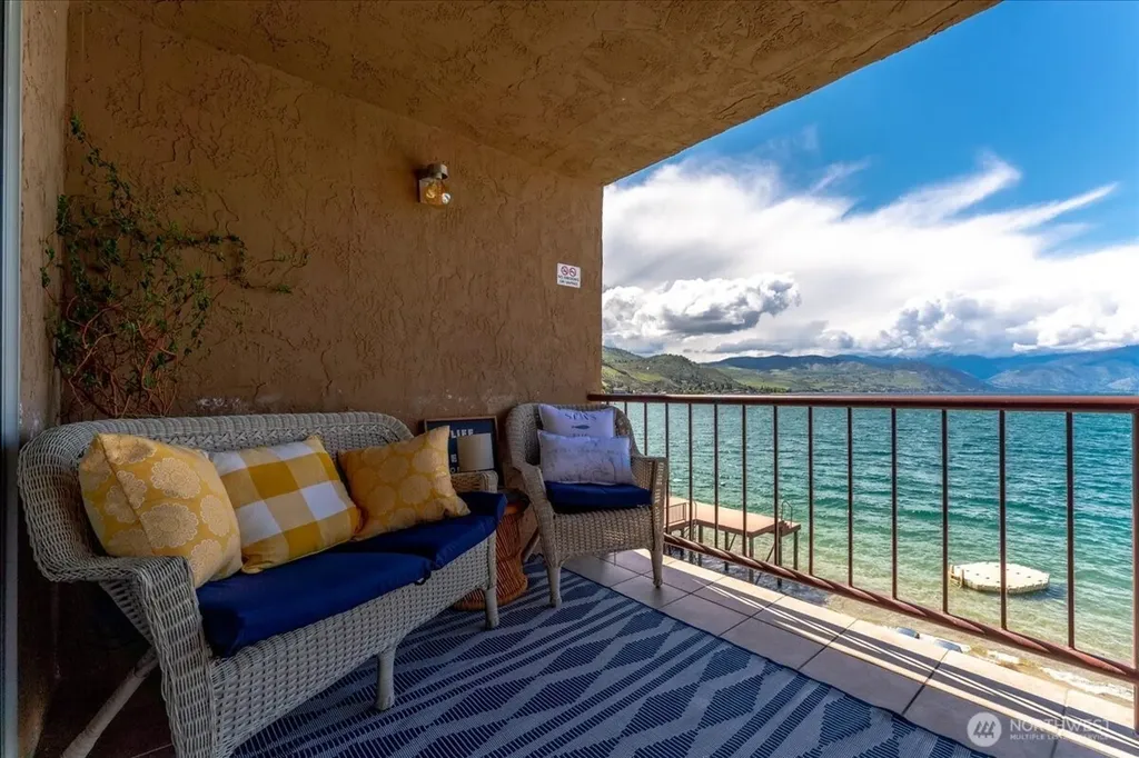 322 W Woodin 301 & 301a Avenue Chelan WA 98816