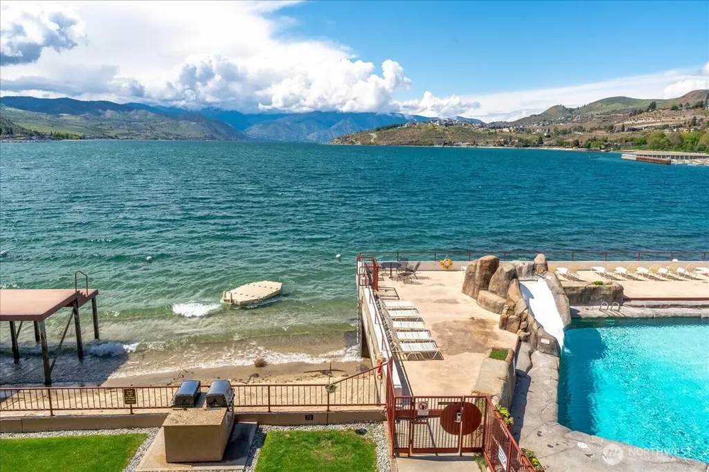 322 W Woodin 301 & 301a Avenue Chelan WA 98816