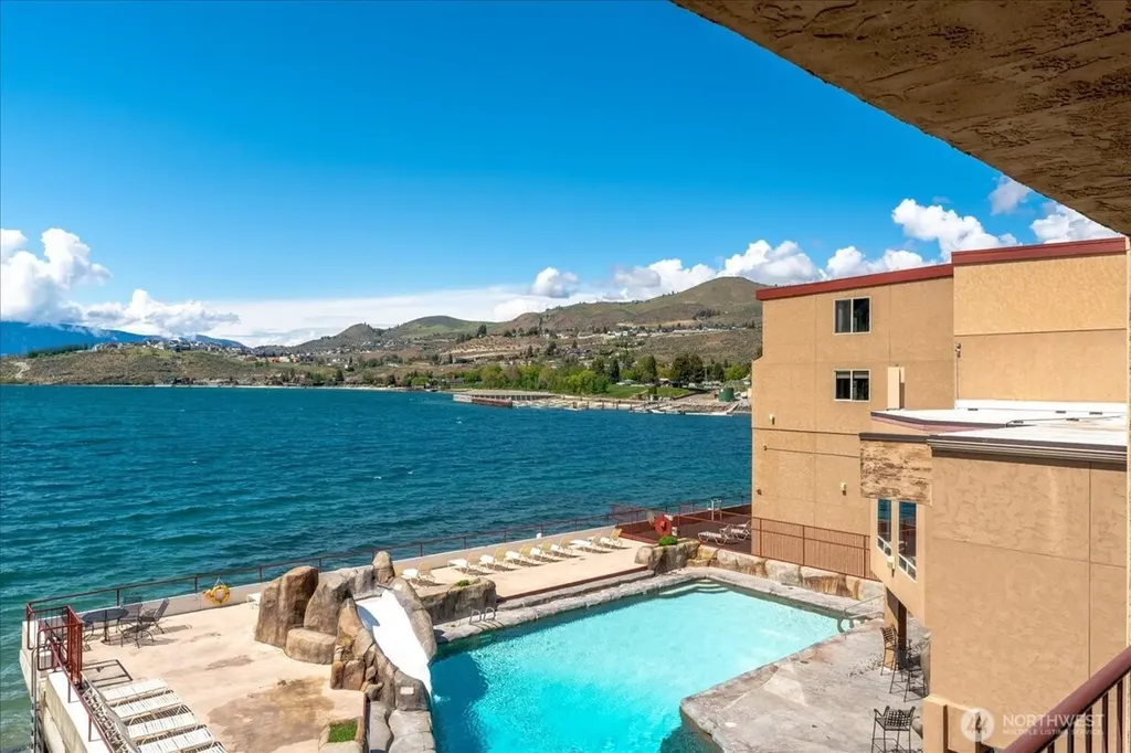 322 W Woodin 301 & 301a Avenue Chelan WA 98816