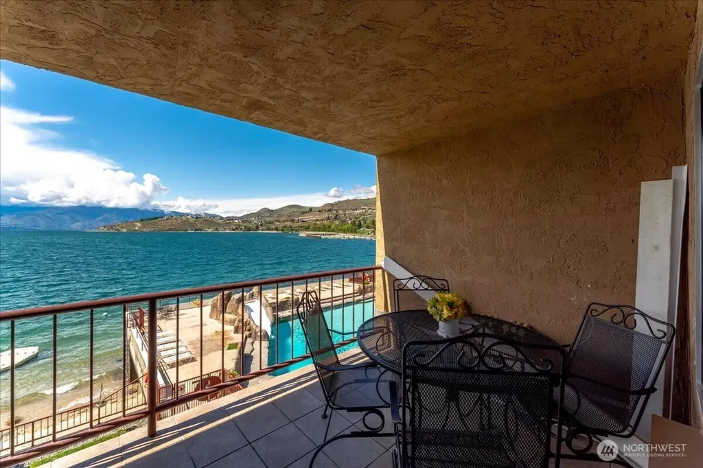 322 W Woodin 301 & 301a Avenue Chelan WA 98816
