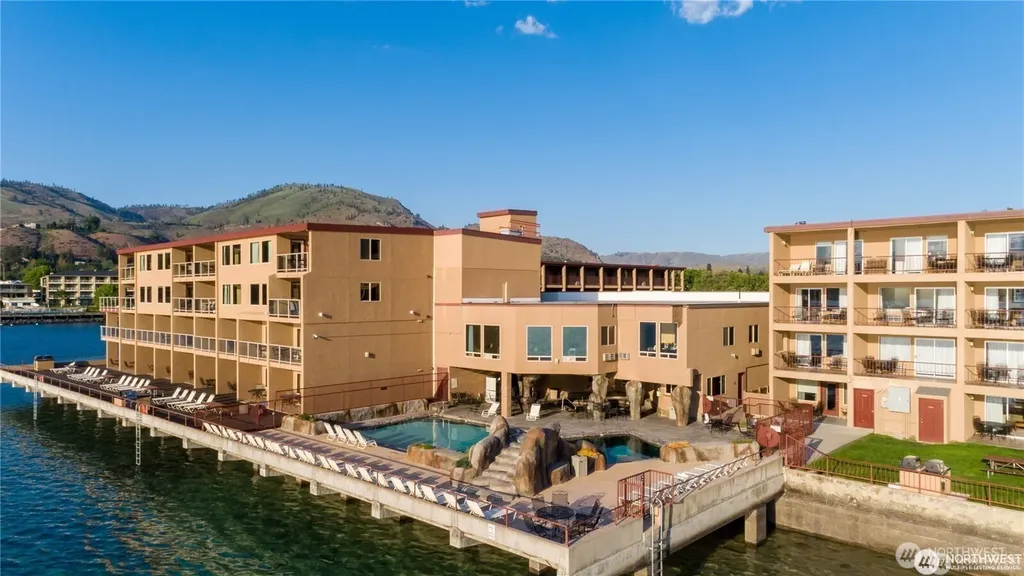 322 W Woodin 301 & 301a Avenue Chelan WA 98816