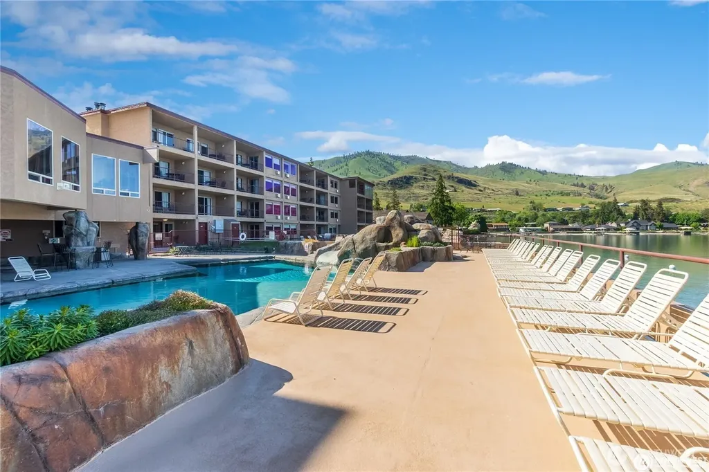 322 W Woodin 301 & 301a Avenue Chelan WA 98816