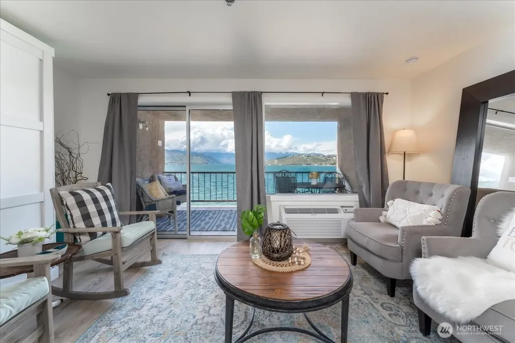 322 W Woodin 301 & 301a Avenue Chelan WA 98816