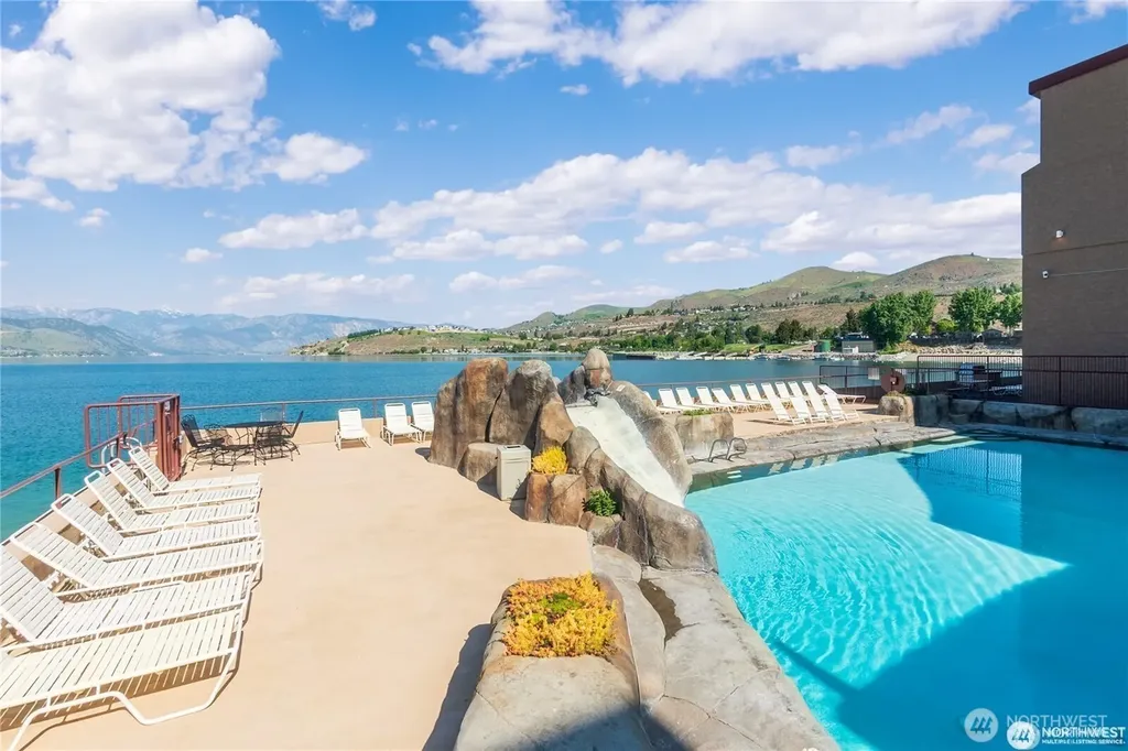 322 W Woodin 301 & 301a Avenue Chelan WA 98816