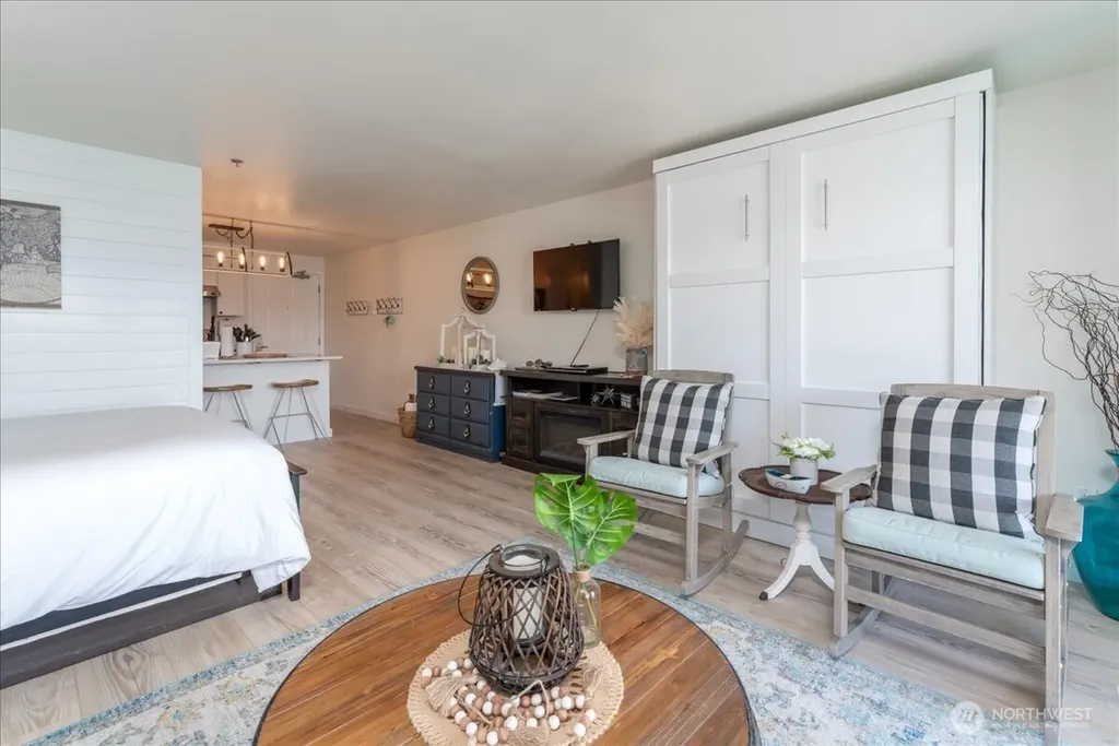 322 W Woodin 301 & 301a Avenue Chelan WA 98816