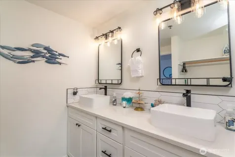 322 W Woodin 301 & 301a Avenue Chelan WA 98816