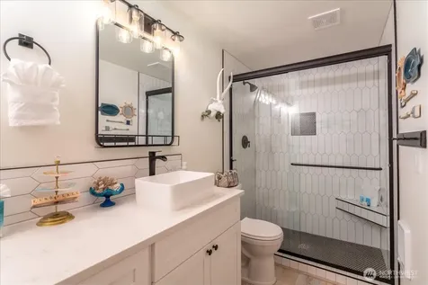 322 W Woodin 301 & 301a Avenue Chelan WA 98816