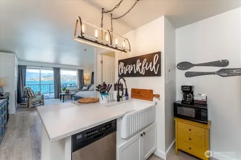 322 W Woodin 301 & 301a Avenue Chelan WA 98816