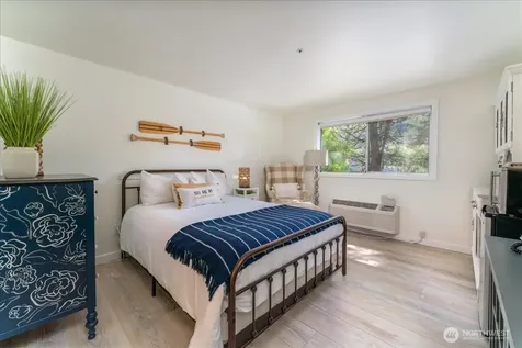 322 W Woodin 301 & 301a Avenue Chelan WA 98816