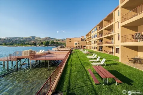 322 W Woodin 301 & 301a Avenue Chelan WA 98816