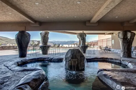 322 W Woodin 301 & 301a Avenue Chelan WA 98816