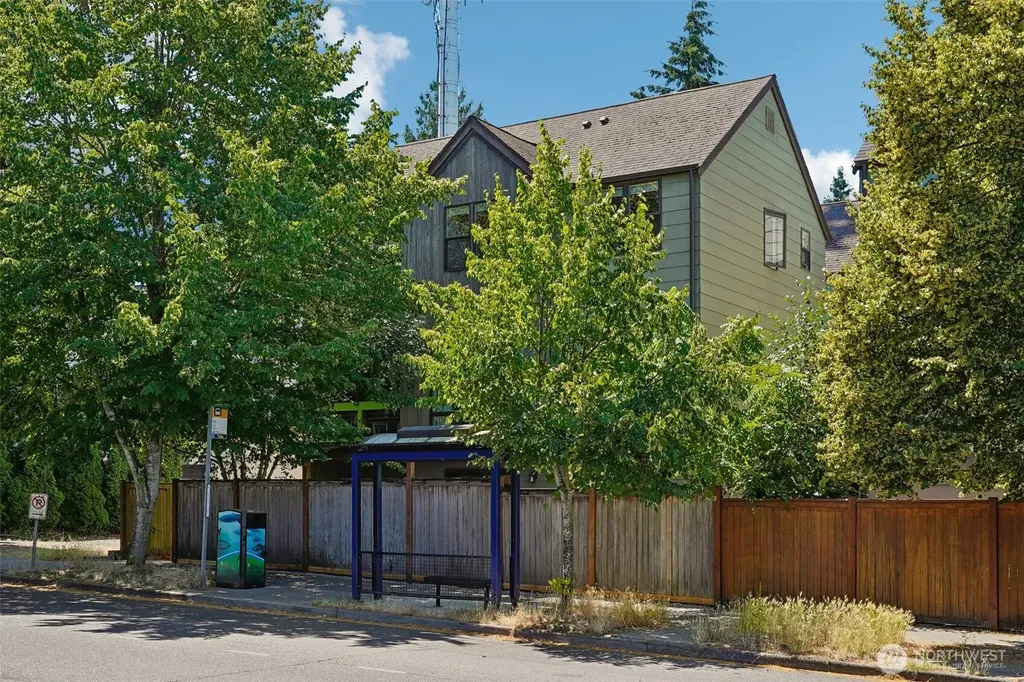 9423 Roosevelt Way NE Seattle WA 98115