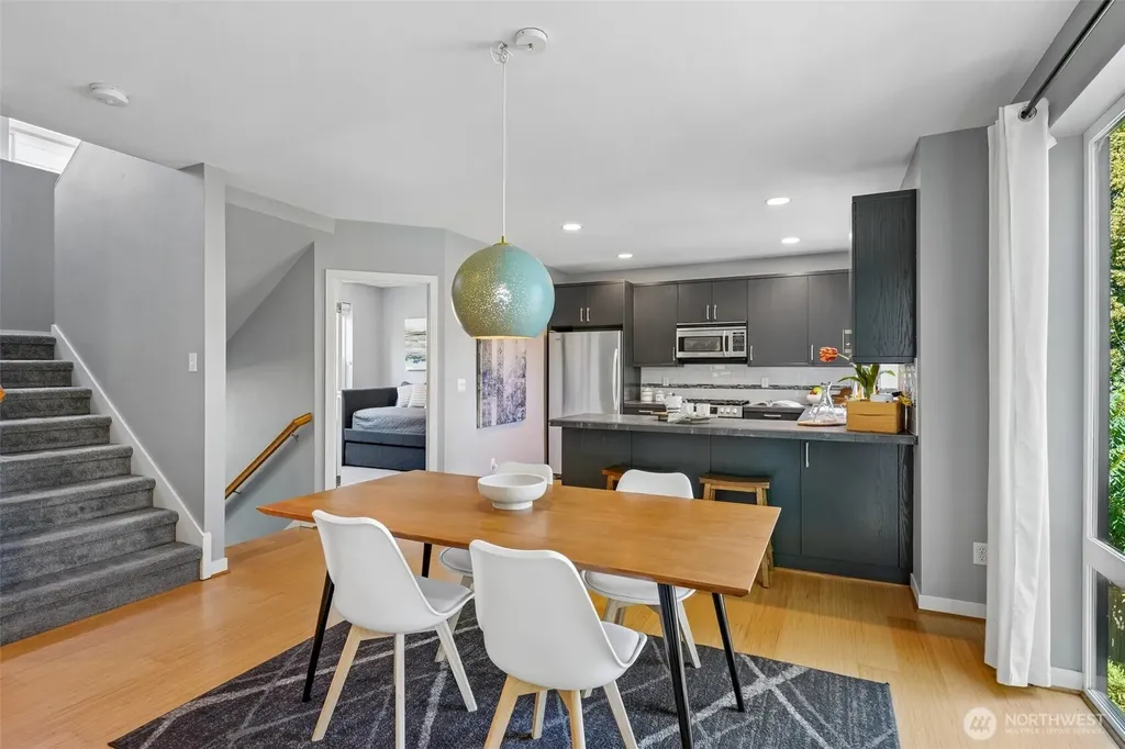 9423 Roosevelt Way NE Seattle WA 98115