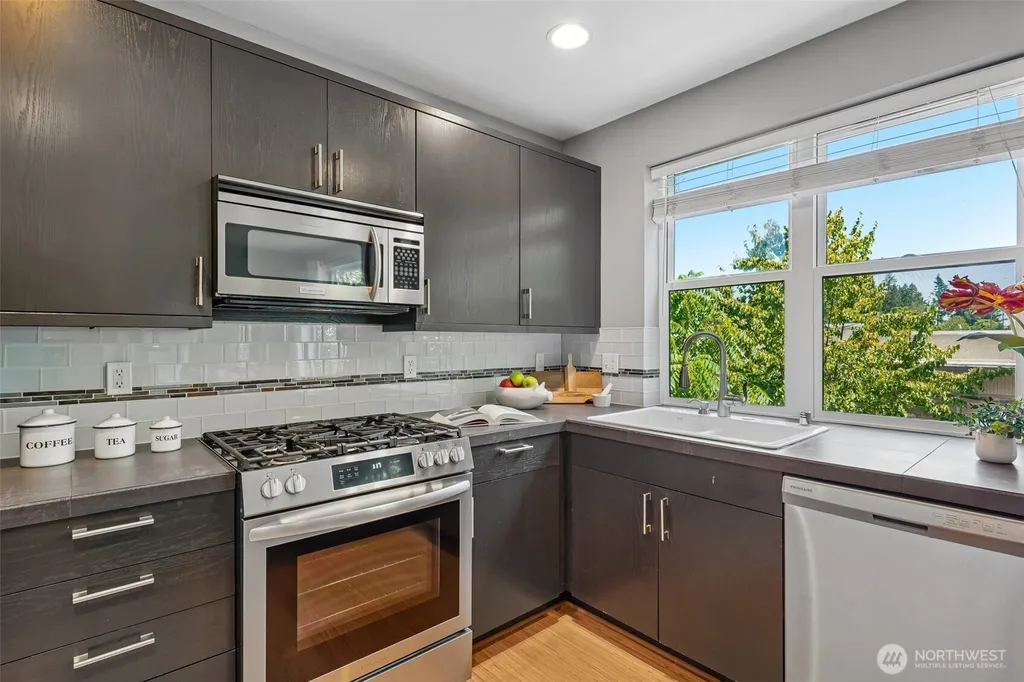 9423 Roosevelt Way NE Seattle WA 98115