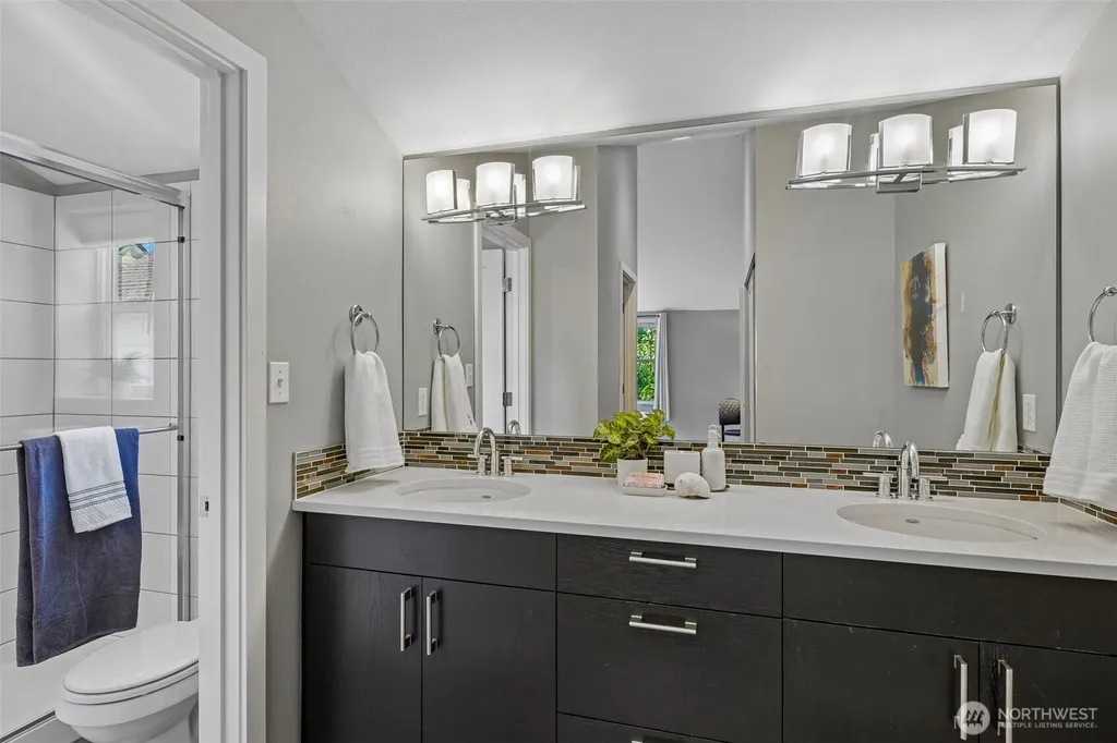 9423 Roosevelt Way NE Seattle WA 98115