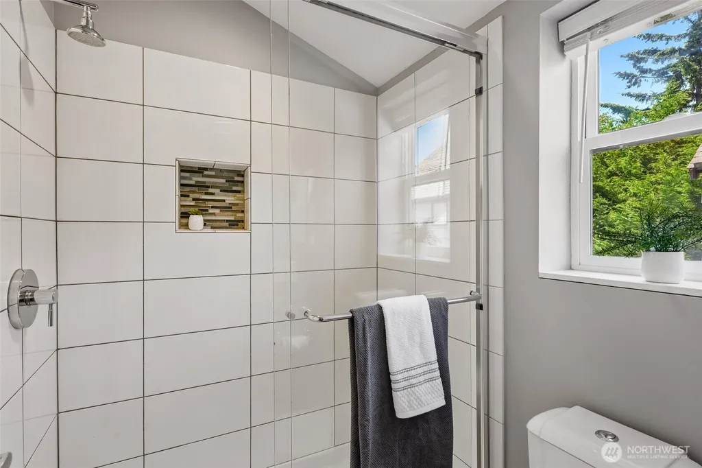 9423 Roosevelt Way NE Seattle WA 98115