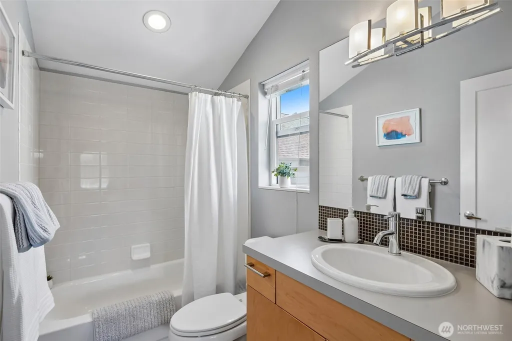 9423 Roosevelt Way NE Seattle WA 98115