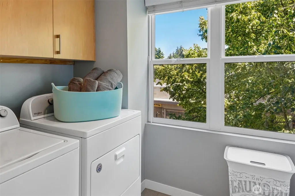 9423 Roosevelt Way NE Seattle WA 98115