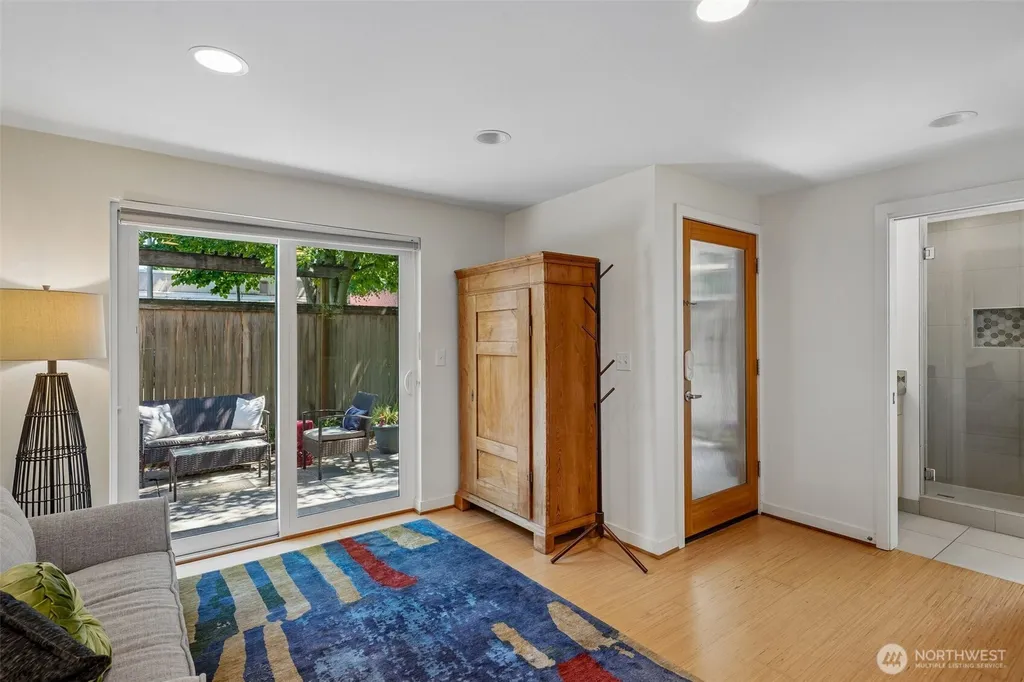 9423 Roosevelt Way NE Seattle WA 98115