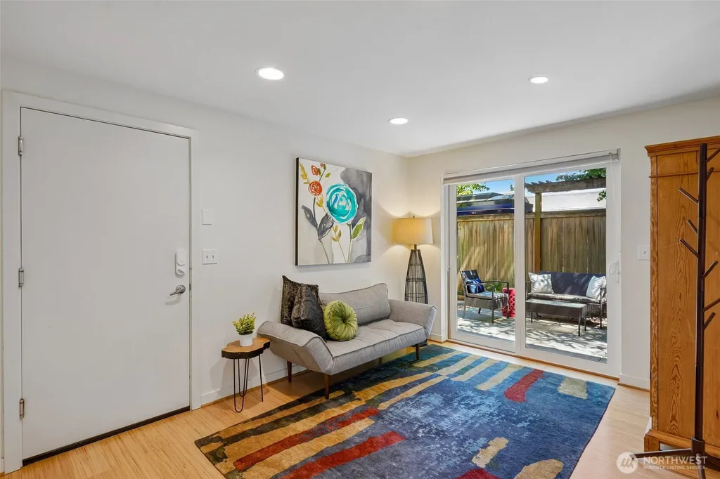 9423 Roosevelt Way NE Seattle WA 98115