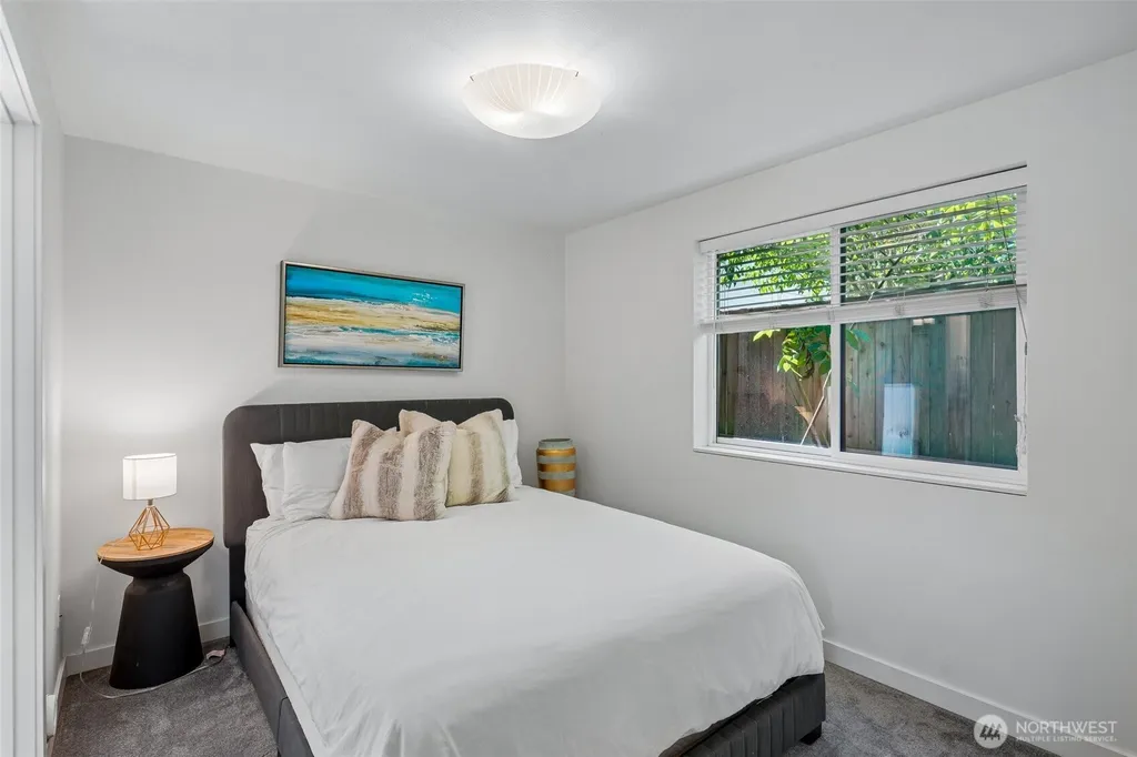 9423 Roosevelt Way NE Seattle WA 98115