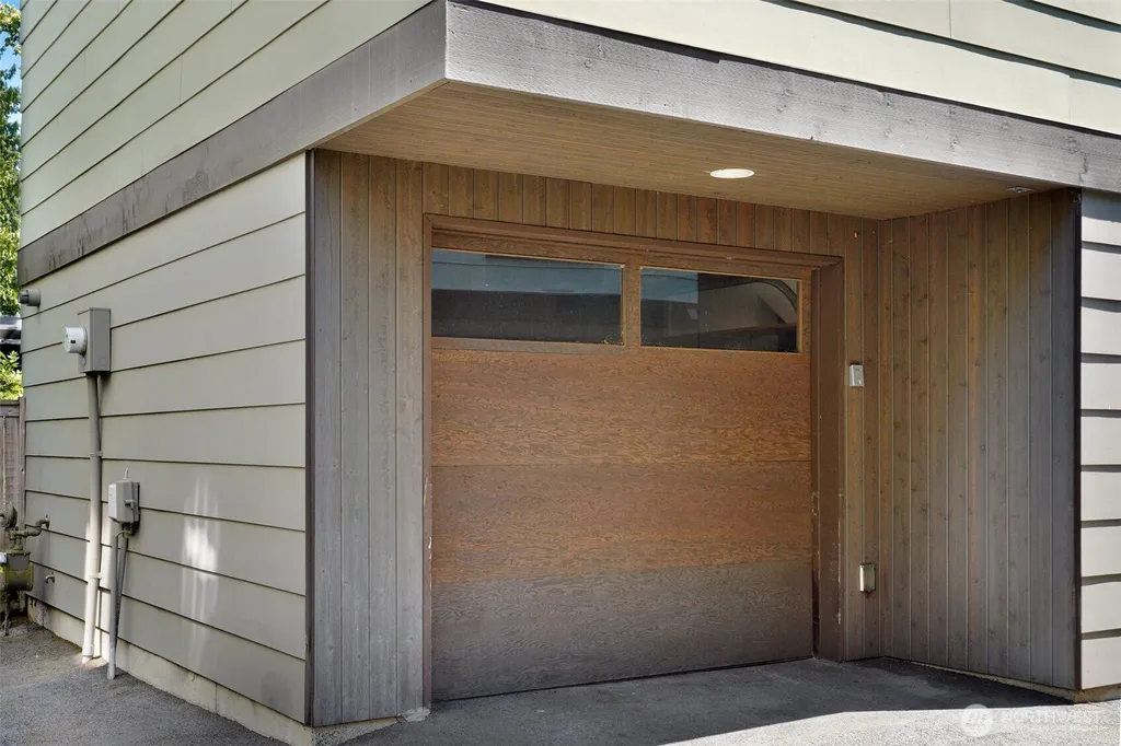 9423 Roosevelt Way NE Seattle WA 98115