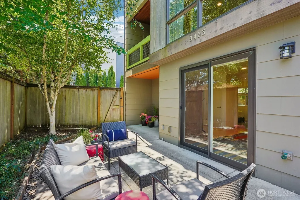 9423 Roosevelt Way NE Seattle WA 98115