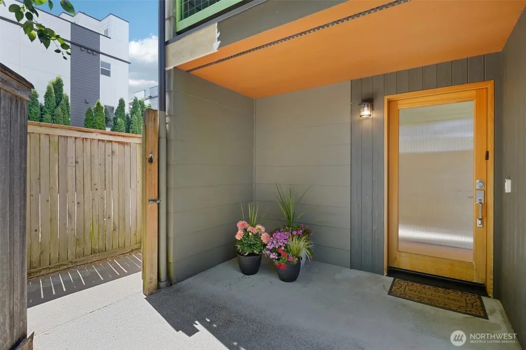 9423 Roosevelt Way NE Seattle WA 98115