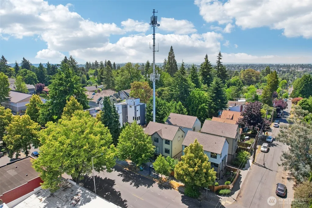 9423 Roosevelt Way NE Seattle WA 98115