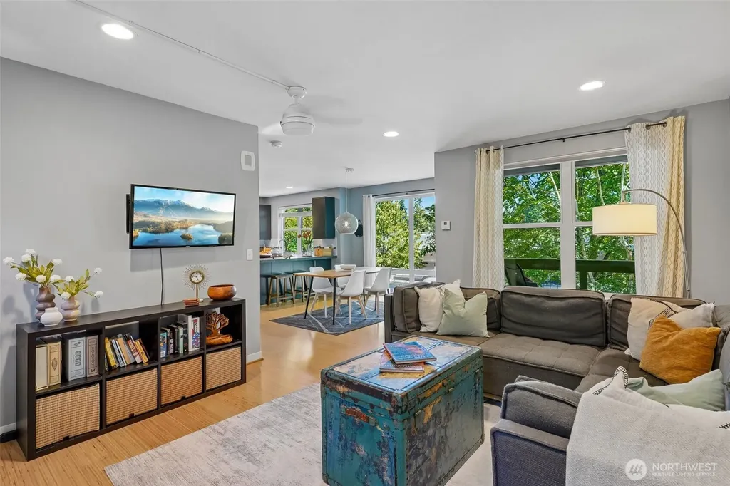 9423 Roosevelt Way NE Seattle WA 98115