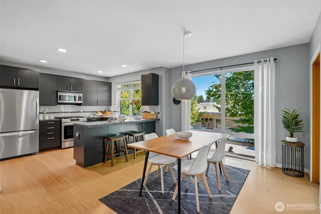 9423 Roosevelt Way NE Seattle WA 98115