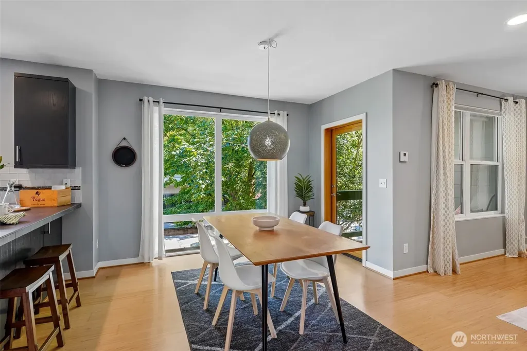 9423 Roosevelt Way NE Seattle WA 98115