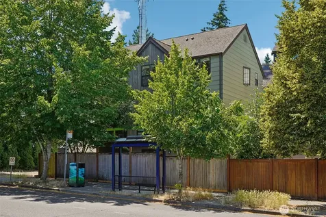 9423 Roosevelt Way NE Seattle WA 98115