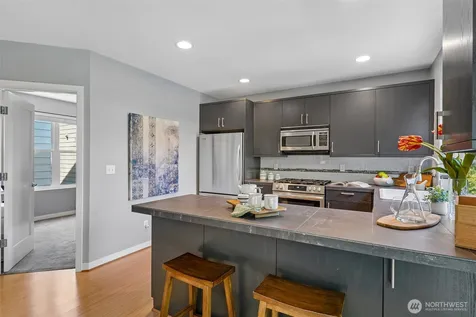 9423 Roosevelt Way NE Seattle WA 98115