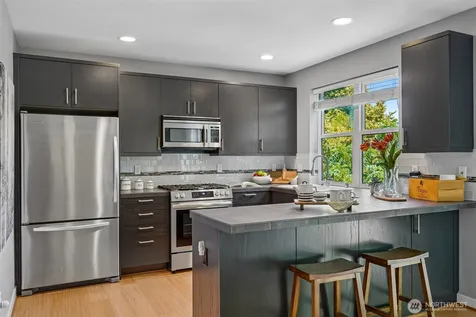 9423 Roosevelt Way NE Seattle WA 98115
