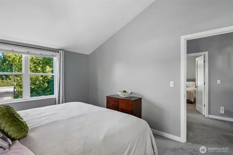 9423 Roosevelt Way NE Seattle WA 98115