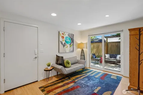 9423 Roosevelt Way NE Seattle WA 98115