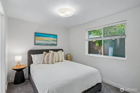 9423 Roosevelt Way NE Seattle WA 98115