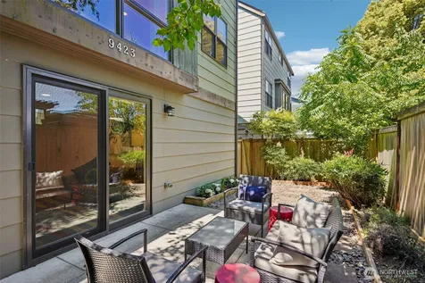 9423 Roosevelt Way NE Seattle WA 98115