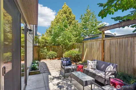 9423 Roosevelt Way NE Seattle WA 98115