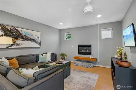 9423 Roosevelt Way NE Seattle WA 98115